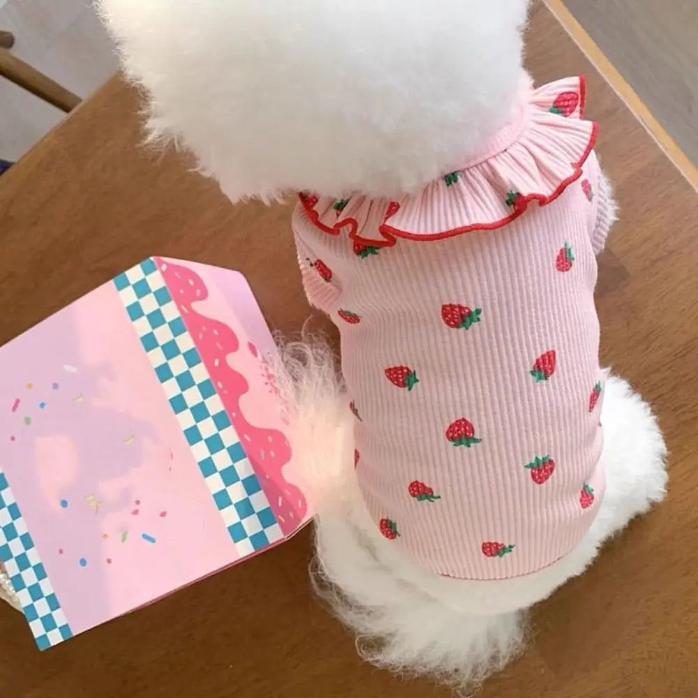 Suministros para mascotas: Camiseta con base de fresa para mascotas, ropa transpirable y a la moda, falda suave para gatos y gatitos.