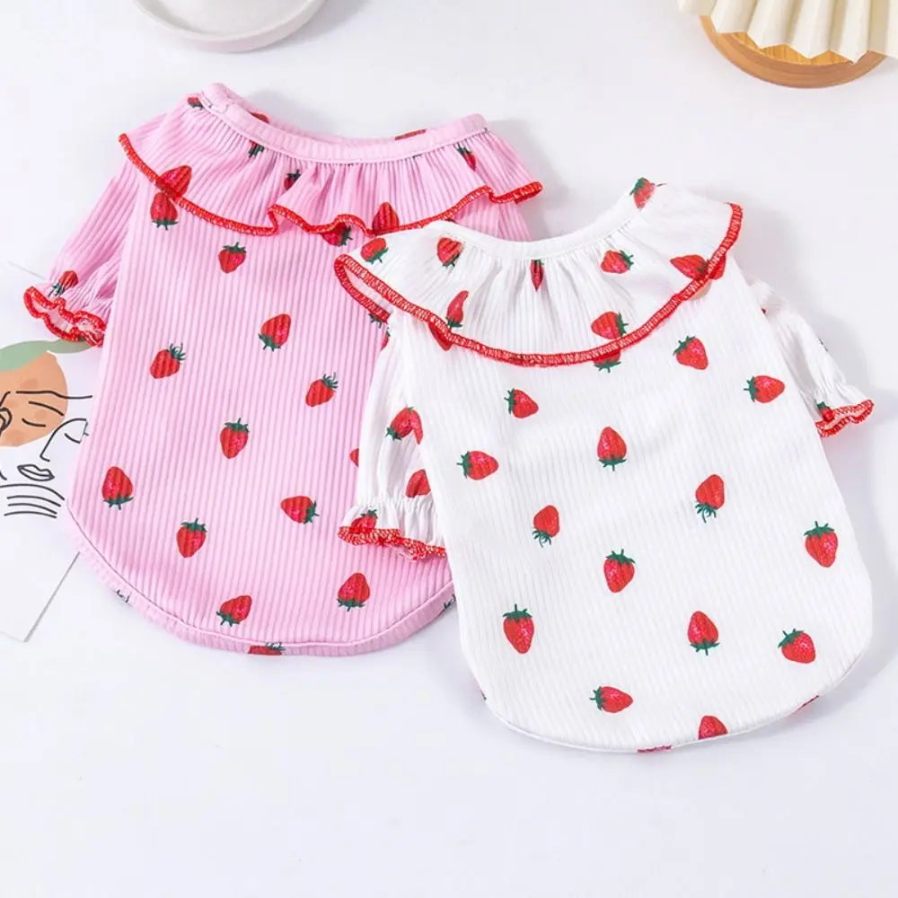 Suministros para mascotas: Camiseta con base de fresa para mascotas, ropa transpirable y a la moda, falda suave para gatos y gatitos.
