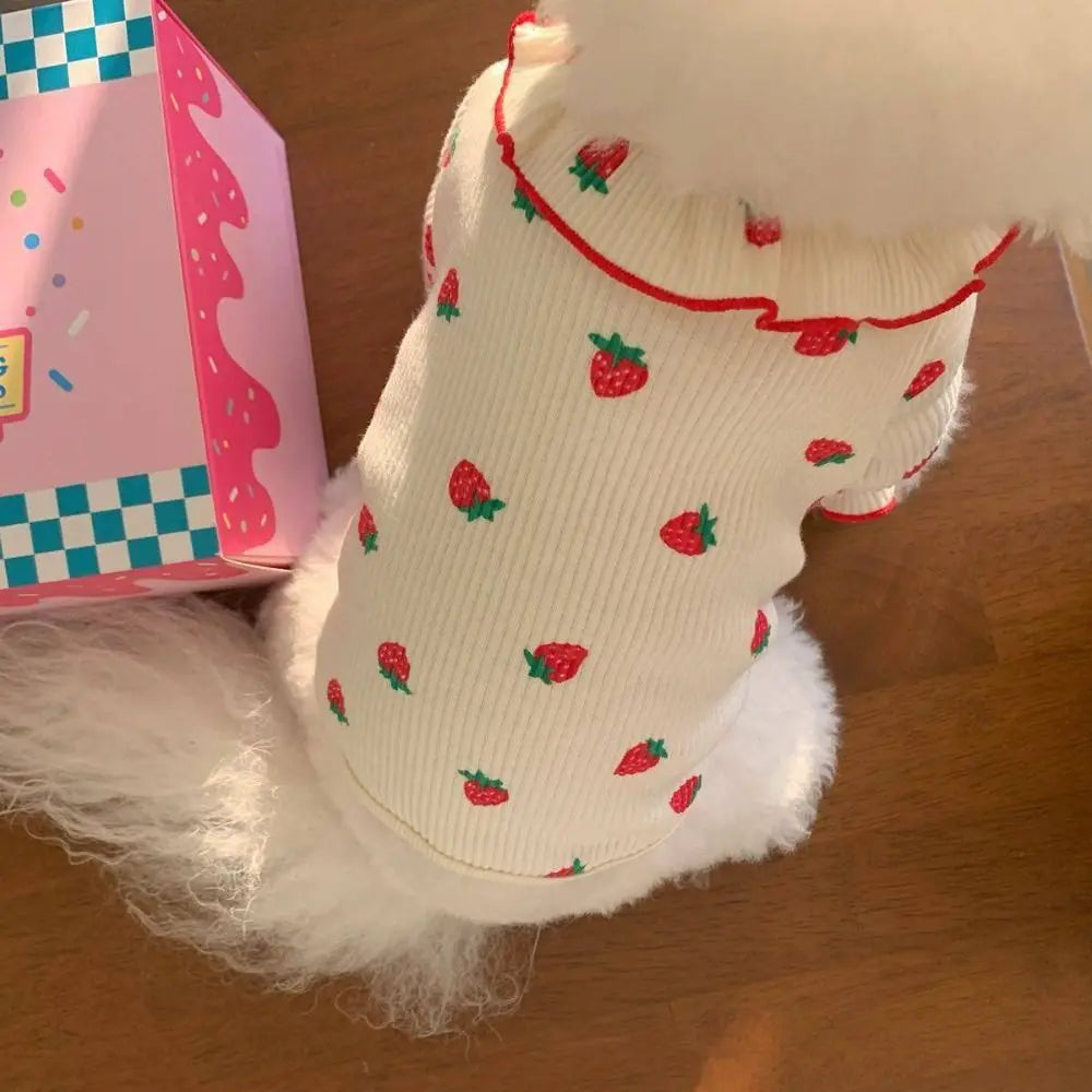 Suministros para mascotas: Camiseta con base de fresa para mascotas, ropa transpirable y a la moda, falda suave para gatos y gatitos.